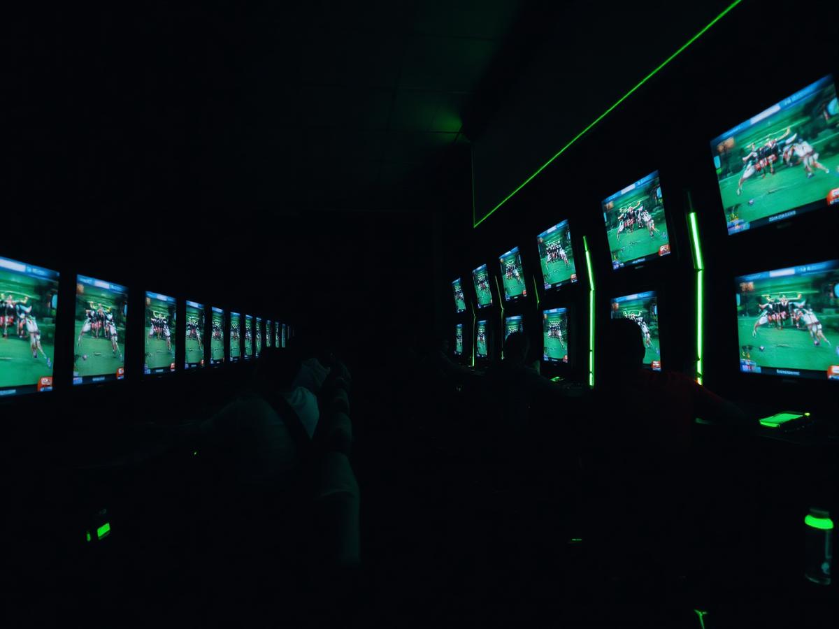 Gaming center avec écrans de matchs eFootball